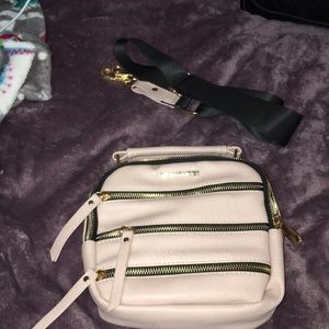 i’m selling a pink handbag